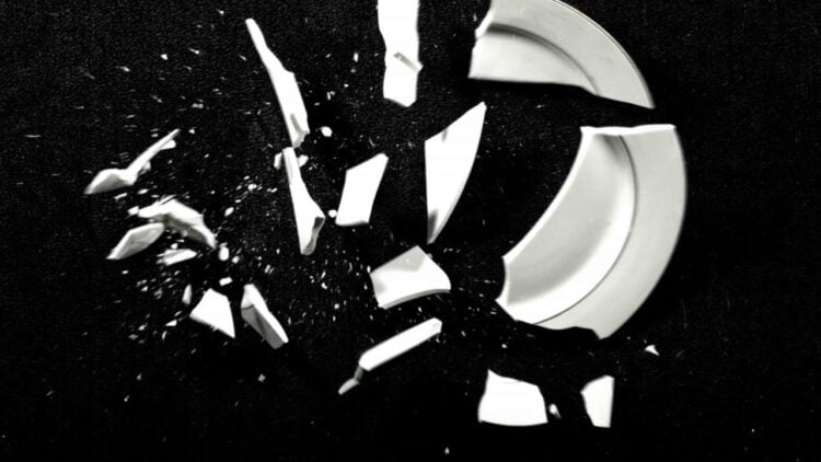 Em Afogados, mulher com sinais de embriagues alcoólica, cai em cima de prato de vidro, se fere, e é levada para hospital