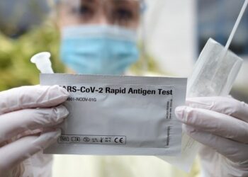 Adolescentes usam refrigerante para forjar teste positivo de covid