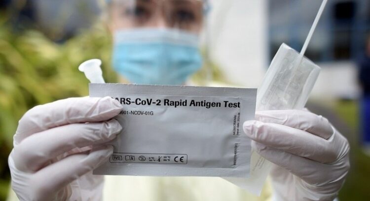 Adolescentes usam refrigerante para forjar teste positivo de covid