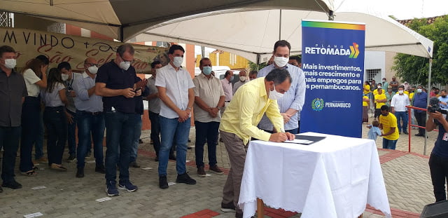 Paulo Câmara assina ordem de serviço da PE-380 que liga a PE-320 a Ibitiranga