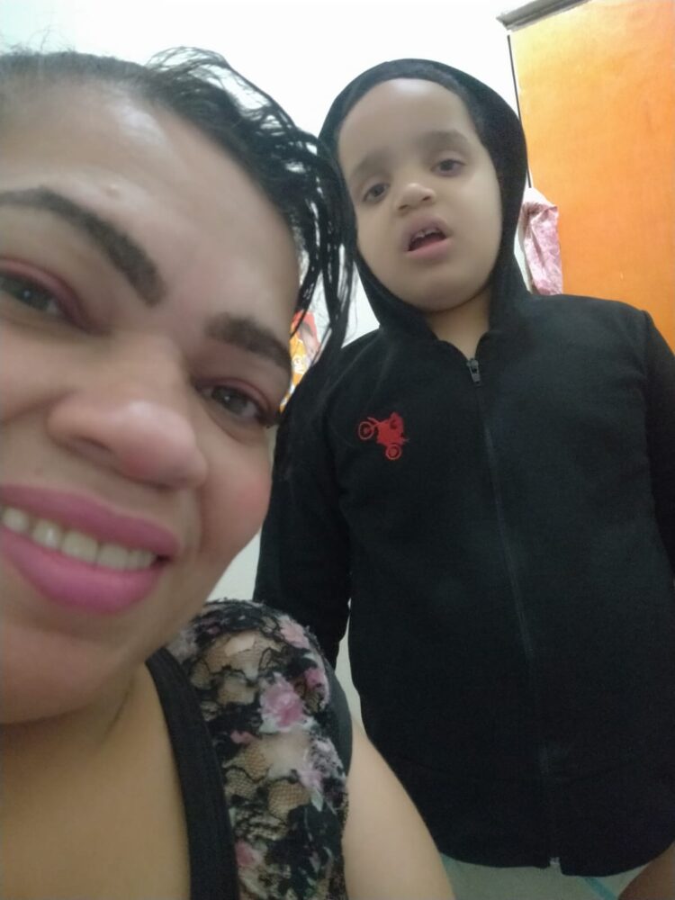 Afogadense, hoje residindo em Serra Talhada, busca apoio para tratamento de filho autista