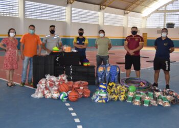 Prefeitura de São José do Egito entrega kits esportivos para escolas da rede municipal