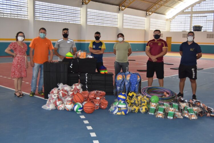 Prefeitura de São José do Egito entrega kits esportivos para escolas da rede municipal