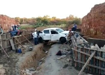 Carro com seguranças do governador cai dentro de buraco