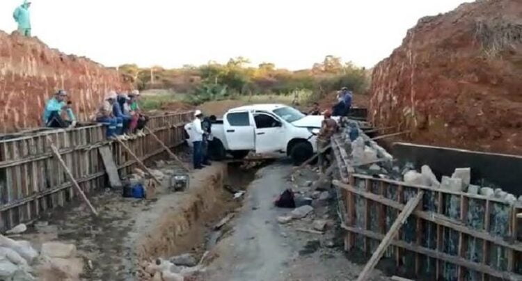 Carro com seguranças do governador cai dentro de buraco
