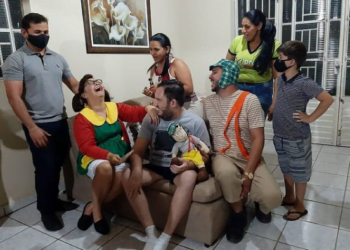 Em Afogados, funcionários de mercado se vestem de personagens do Chaves para homenagear amigo que venceu a covid-19 após mais de 40 dias de internação e sendo entubado