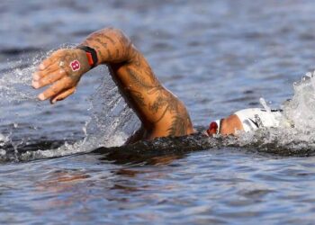 Ana Marcela supera frustrações e é ouro na maratona aquática