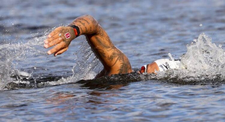 Ana Marcela supera frustrações e é ouro na maratona aquática