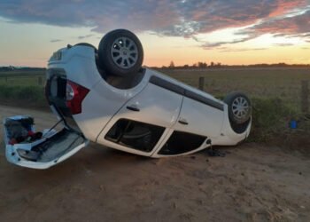 Carro capota na PE-365, em Serra Talhada, e bombeiros socorrem homem de 54 anos no local