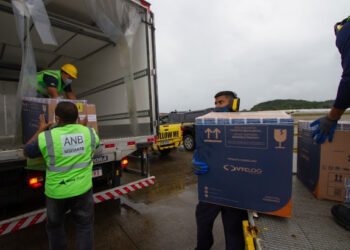 Lote com 45.630 doses de vacinas da Pfizer chega a Pernambuco