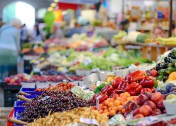 Apesar do baixo risco de contágio, ainda se deve lavar as compras