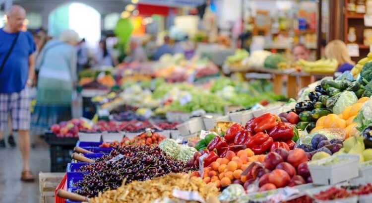 Apesar do baixo risco de contágio, ainda se deve lavar as compras
