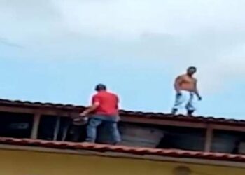 Policial persegue homem em telhado de prédio após encontrá-lo com sua esposa; veja vídeo