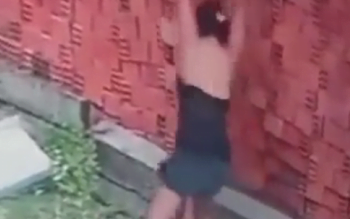 Mulher usa o próprio corpo para salvar criança após pilha de blocos cair; Assista