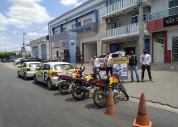 Instrutores e dono de autoescola protestam em São José do Egito pedindo agilidade na emissão das carteiras de motorista