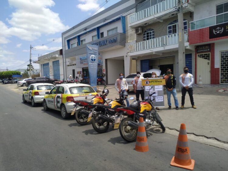Instrutores e dono de autoescola protestam em São José do Egito pedindo agilidade na emissão das carteiras de motorista