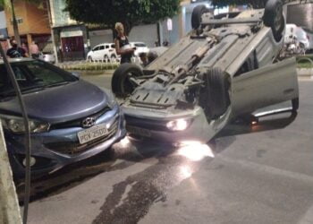 Veículo capota no Centro de Arcoverde