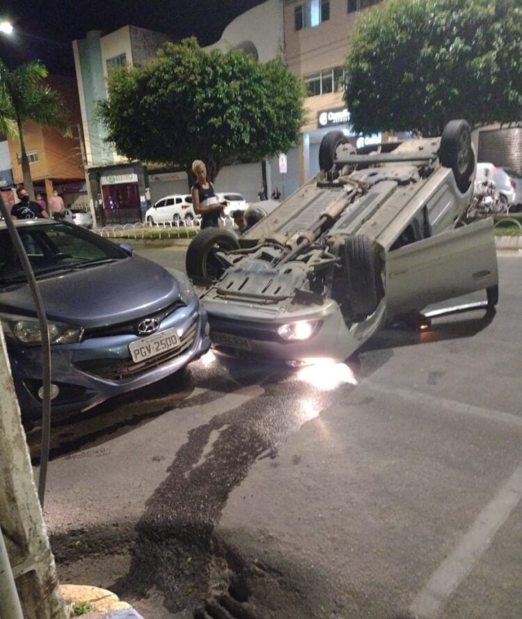 Veículo capota no Centro de Arcoverde