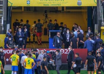 Anvisa invade campo para tirar argentinos e jogo contra o Brasil é suspenso