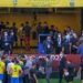 Anvisa invade campo para tirar argentinos e jogo contra o Brasil é suspenso