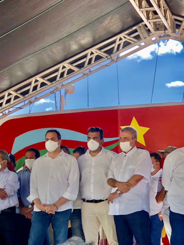 Paulo Câmara esteve em São José do Egito visitando obras executadas e anunciando investimentos