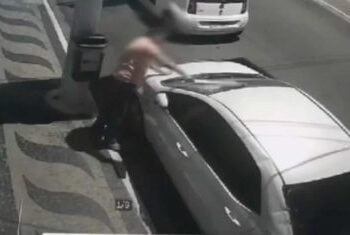 Vídeo: Homem usa facão para destruir carro da ex-namorada em SP