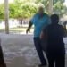 Mulher destrói doses de vacina da Covid-19 e ameaça profissionais da saúde com uma faca em Goiás; Veja vídeo