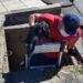 Cachorro fica preso em rede de esgoto em bairro de Serra Talhada