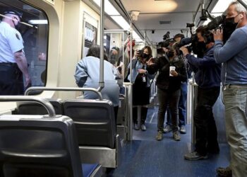 Mulher é violentada em metrô, mas passageiros filmam em vez de chamar polícia