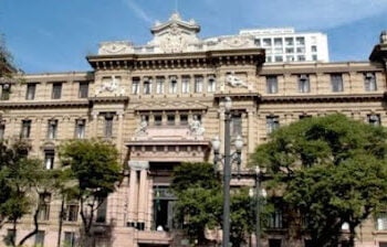 Justiça nega duas vezes liberdade a mãe de 5 filhos que furtou miojo e refrigerante de mercado