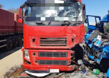 Colisão entre carreta e caminhão deixa três pessoas feridas na BR-232, em Arcoverde