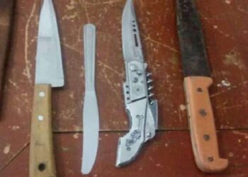 Briga generalizada na madrugada em Afogados. Facas foram apreendidas.