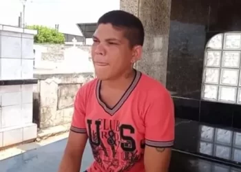 Jovem mora em cemitério e dorme em túmulos abertos: “Medo dos vivos”