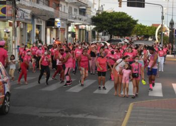 São José do Egito encerrou mês de conscientização contra o câncer de mama e do colo do útero com caminhada