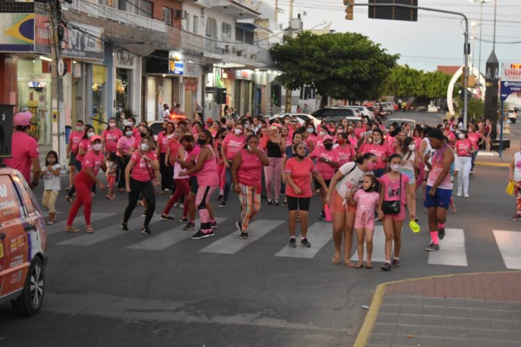 São José do Egito encerrou mês de conscientização contra o câncer de mama e do colo do útero com caminhada
