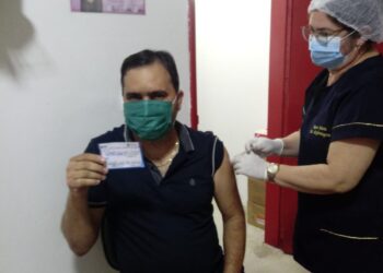 Prefeito de Brejinho recebe a segunda dose da vacina contra a covid-19