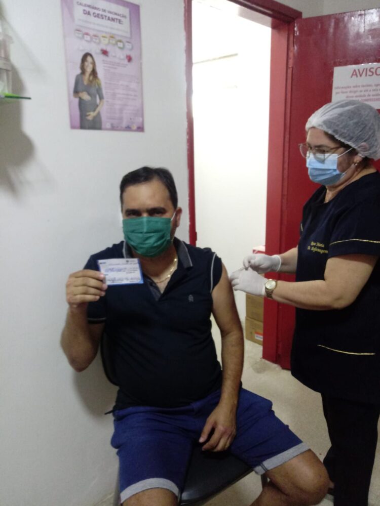 Prefeito de Brejinho recebe a segunda dose da vacina contra a covid-19