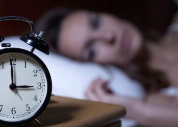 Por que você acorda às 3h da manhã e não consegue mais dormir? entenda