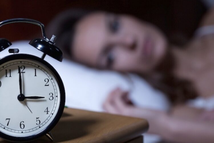 Por que você acorda às 3h da manhã e não consegue mais dormir? entenda