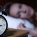 Por que você acorda às 3h da manhã e não consegue mais dormir? entenda