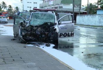 Caminhão e carro da PM que socorria criança engasgada batem em Paulista; Veja vídeo