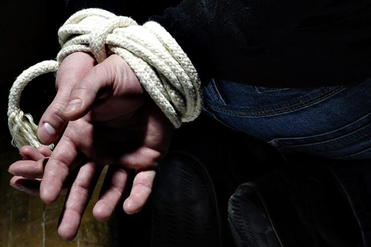PM encontra homem amarrado em Serra Talhada após espancar esposa e agredir mãe