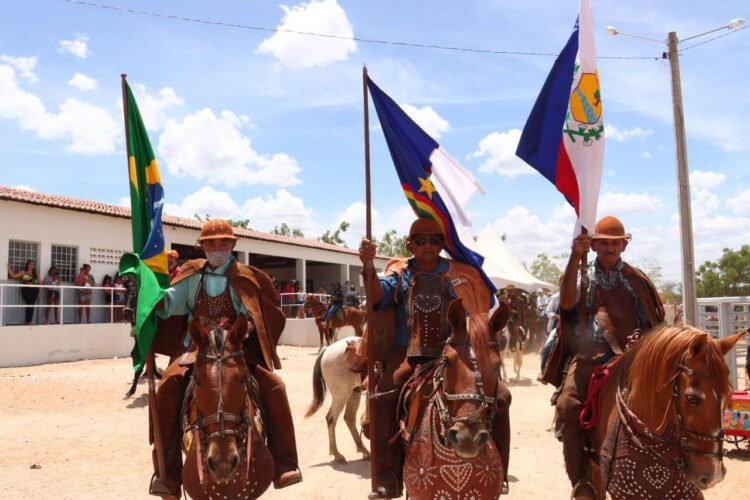Feriado também teve desfile de vaqueiros em Afogados