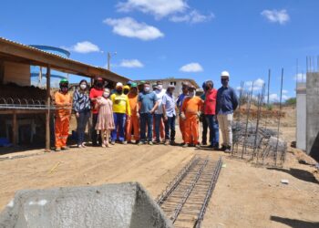 Prefeito Evandro Valadares reuniu equipe de governo e visitou canteiro de obras da Escola Graça Valadares