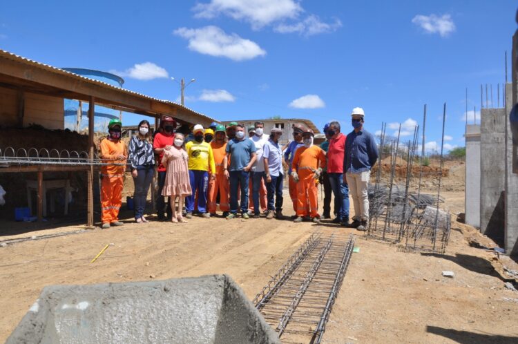Prefeito Evandro Valadares reuniu equipe de governo e visitou canteiro de obras da Escola Graça Valadares