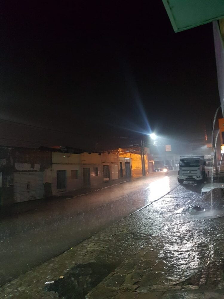 Noite de sexta com chuva em Afogados, confira imagens exclusivas
