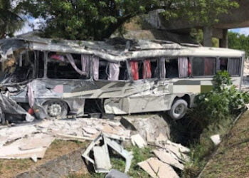 PE: Carga de caminhão cai sobre ônibus na BR-101; motorista morre e mais de 10 ficam feridos