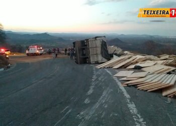 Carreta carregada com portas tomba na Serra do Teixeira. Bombeiros, SAMU e PM ajudaram no resgate de um homem preso às ferragens