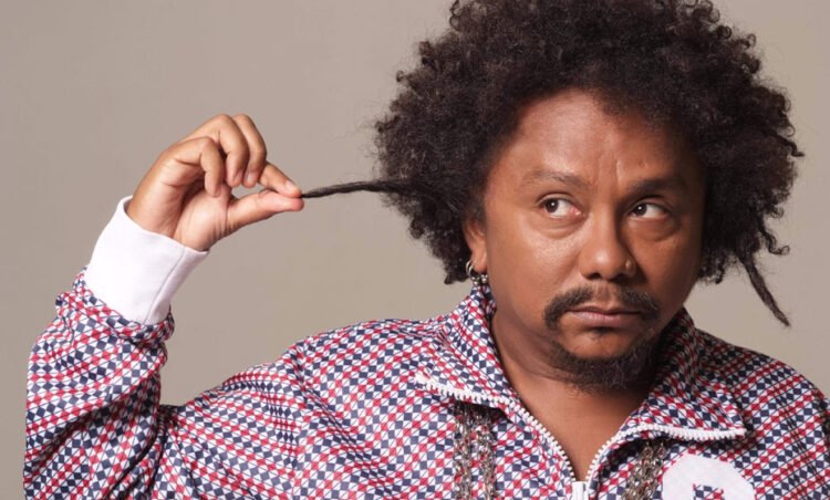 Chico César é alvo de comentários racistas por apresentador de rádio