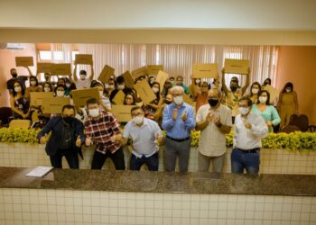Gestão de Arcoverde entrega 300 notebooks para professores e anuncia compra de 11 ônibus para integrar frota da rede municipal de ensino